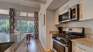 Coffee/tea maker, fridge, microwave, oven - Family 2BR townhouse w/ pool access & patio (Kissimmee)