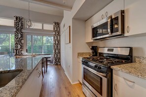 Frigorífico, microondas, horno y placa de cocina
