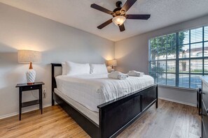 2 bedrooms, iron/ironing board, travel cot, WiFi - Family 2BR townhouse w/ pool access & patio (Kissimmee)