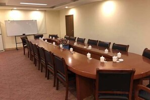 A conference room with a long table, chairs, a whiteboard, and a projector screen. - Minzu Building Express Hotel (Zhengzhou Zijing Shandong Street Subway Station) (Zhengzhou)