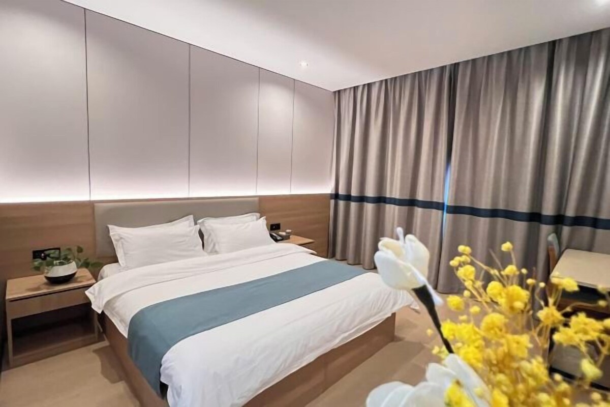 Elegant Queen Room
