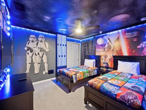 8 quartos, escrivaninha, ferros/tábuas de passar roupa, berço de viagem