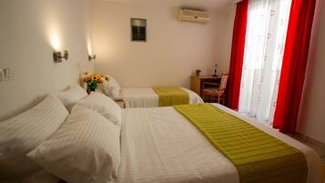 Escritorio, sistema de insonorización y wifi gratis