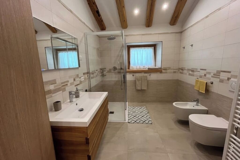 Dusche, Haartrockner, Bidet, Handtücher