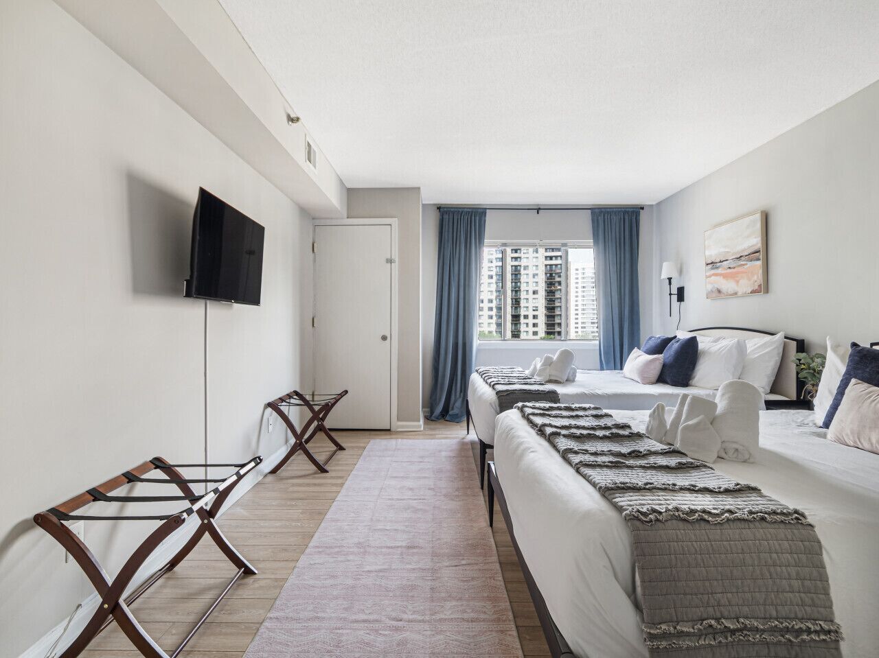 2 soverom, skrivebord, strykejern/-brett og reiseseng for barn