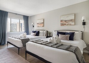 2 bedrooms, desk, iron/ironing board, travel cot - Cozy Oasis: Sleeps 7 | King Bed | Prime Location (Arlington)