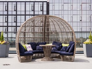 Terrace/patio - Cozy Oasis: Sleeps 7 | King Bed | Prime Location (Arlington)