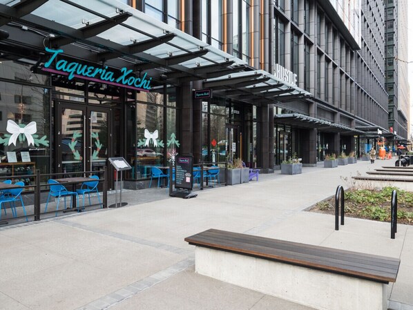 Exterior detail - Cozy Oasis: Sleeps 7 | King Bed | Prime Location (Arlington)