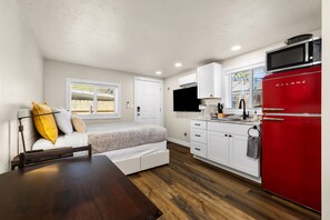 1 bedroom, iron/ironing board, free WiFi, bed sheets - Eagle Nest Retreat | Modern Studio in the Heart of Eagle (Eagle)