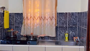 Refrigerador, parrilla de estufa y tetera eléctrica