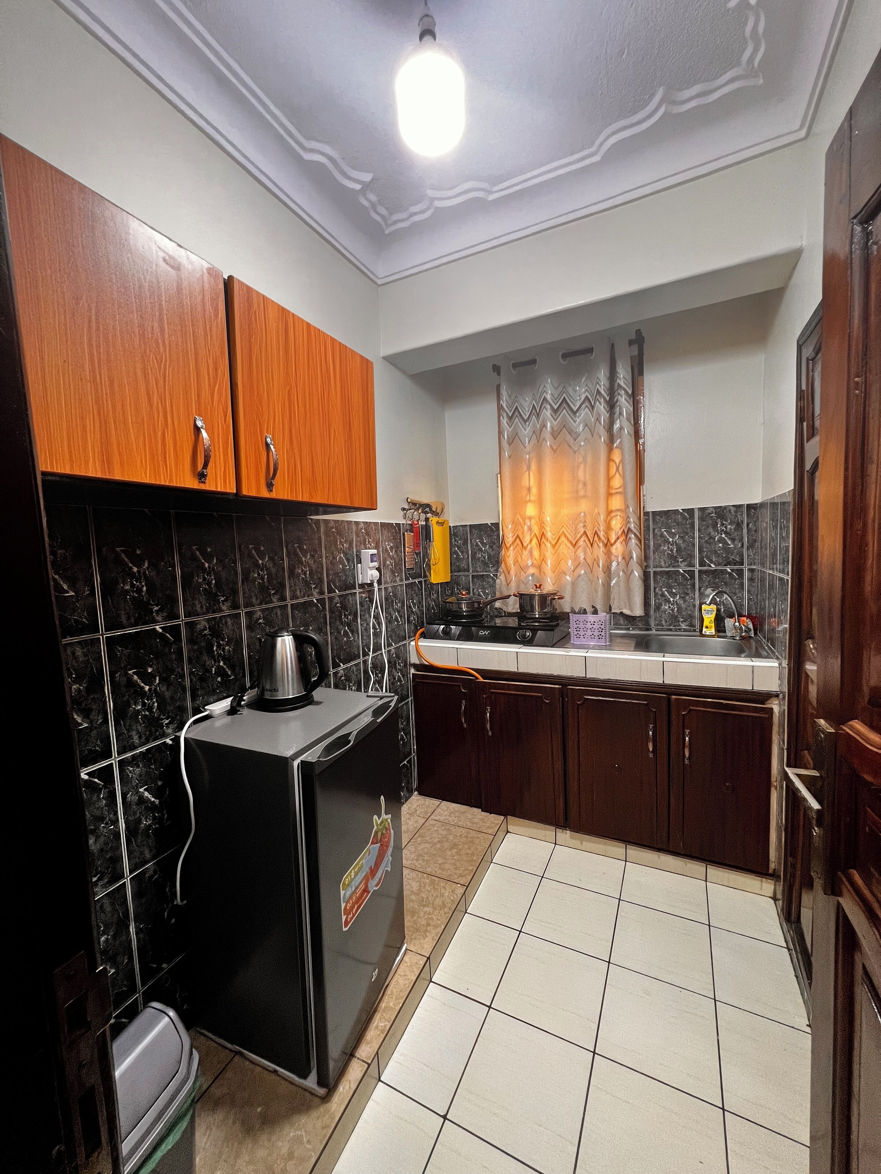 Réfrigérateur, plaque de cuisson, bouilloire électrique