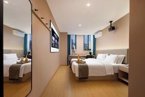 A modern hotel room with two beds, a desk, and a large mirror. - Yuejia Hotel (Xuancheng Jingtingshan Branch) (Xuancheng)