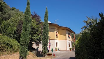 Vista frontal de la propiedad