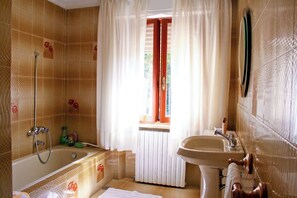 Habitación cuádruple básica, no fumadores, Se admiten mascotas | Servicio de la habitación