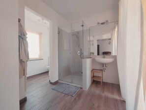 Een douche, een haardroger, een bidet, handdoeken
