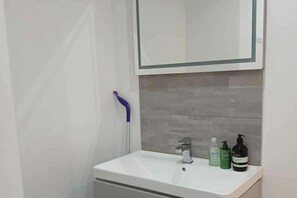 Apartment | Bilik Mandi | Pancuran mandi, pengering rambut, tuala disediakan 