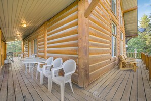 Outdoor dining - KABINO: NEW! Hot Tub Sauna 45 min to Yellowstone (Island Park)