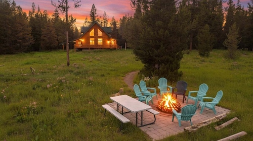 KABINO: NEW! Hot Tub Sauna 45 min to Yellowstone