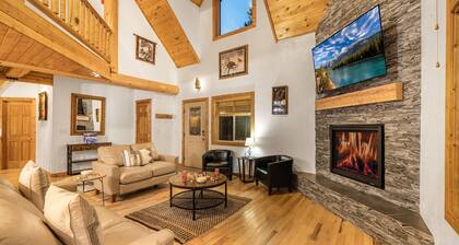 KABINO: NEW! Hot Tub Sauna 45 min to Yellowstone