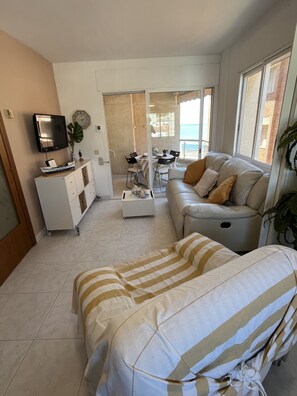 Living area - The boat, feels the Mediterranean breeze (Coma-Ruga)