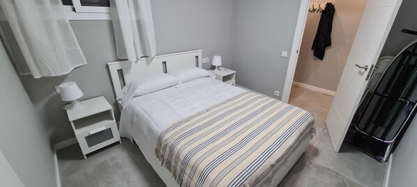 2 bedrooms, iron/ironing board, WiFi, bed sheets