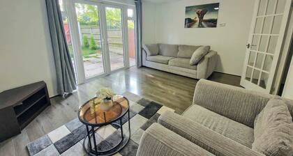 3 Bedroom Northenden Home by City SuperHost