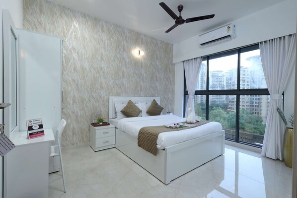 3 habitaciones, escritorio, tabla de planchar con plancha y wifi