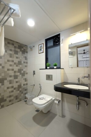 Shower, hair dryer, towels - 3 BHK Urban Suite ( Gagal Home) (Mumbai)