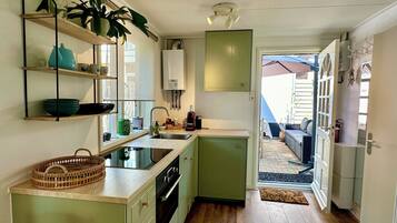 Microwave, dishwasher, coffee/tea maker, electric kettle