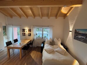 2 bedrooms, iron/ironing board, travel cot, free WiFi