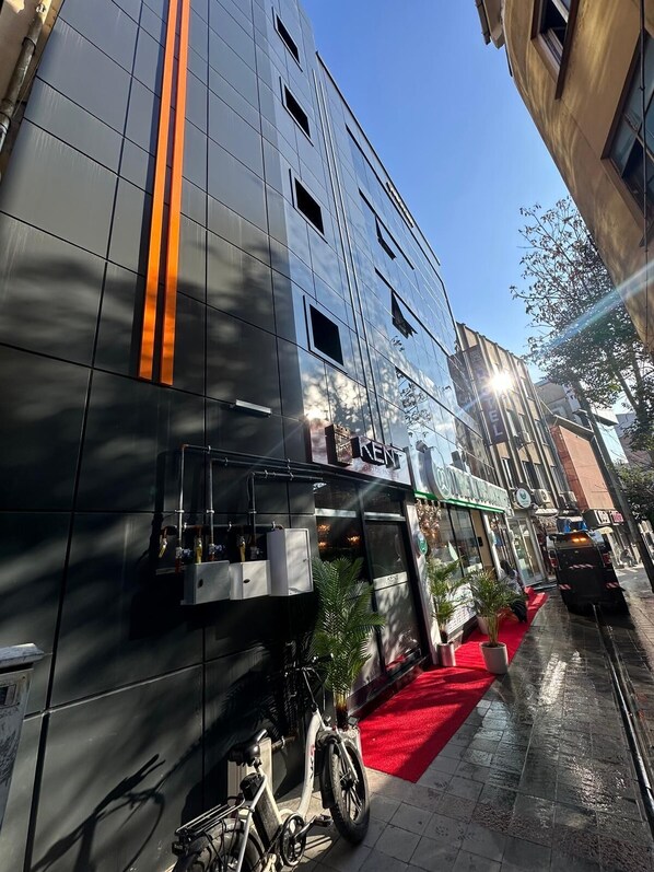 Vista frontal de la propiedad