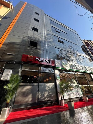 Vista frontal de la propiedad