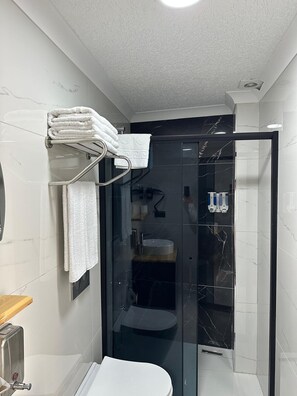 Standardrum - utsikt mot staden | Badrum