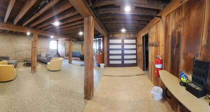 Charming historic barn with AC and WiFi in Plattsmouth