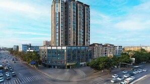 Un immeuble à étages doté d’une architecture moderne, caractérisé par un mélange de façades en verre et en béton.