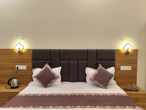 Kamar Double Superior, AC | Meja kerja, ruang kerja ramah laptop, kedap suara, dan seprai linen