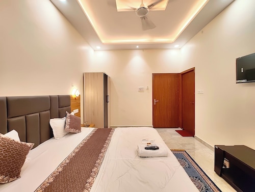 Hotel Vrindavan Palace Ayodhya