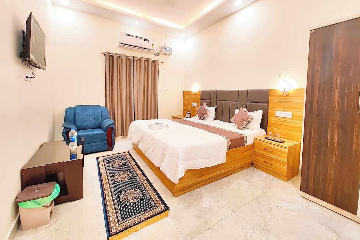 1 bedroom, desk, laptop workspace, soundproofing