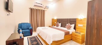 Hotel Vrindavan Palace Ayodhya