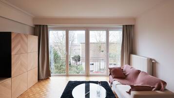 Apartamento conforto, vista para o jardim | Área de estar