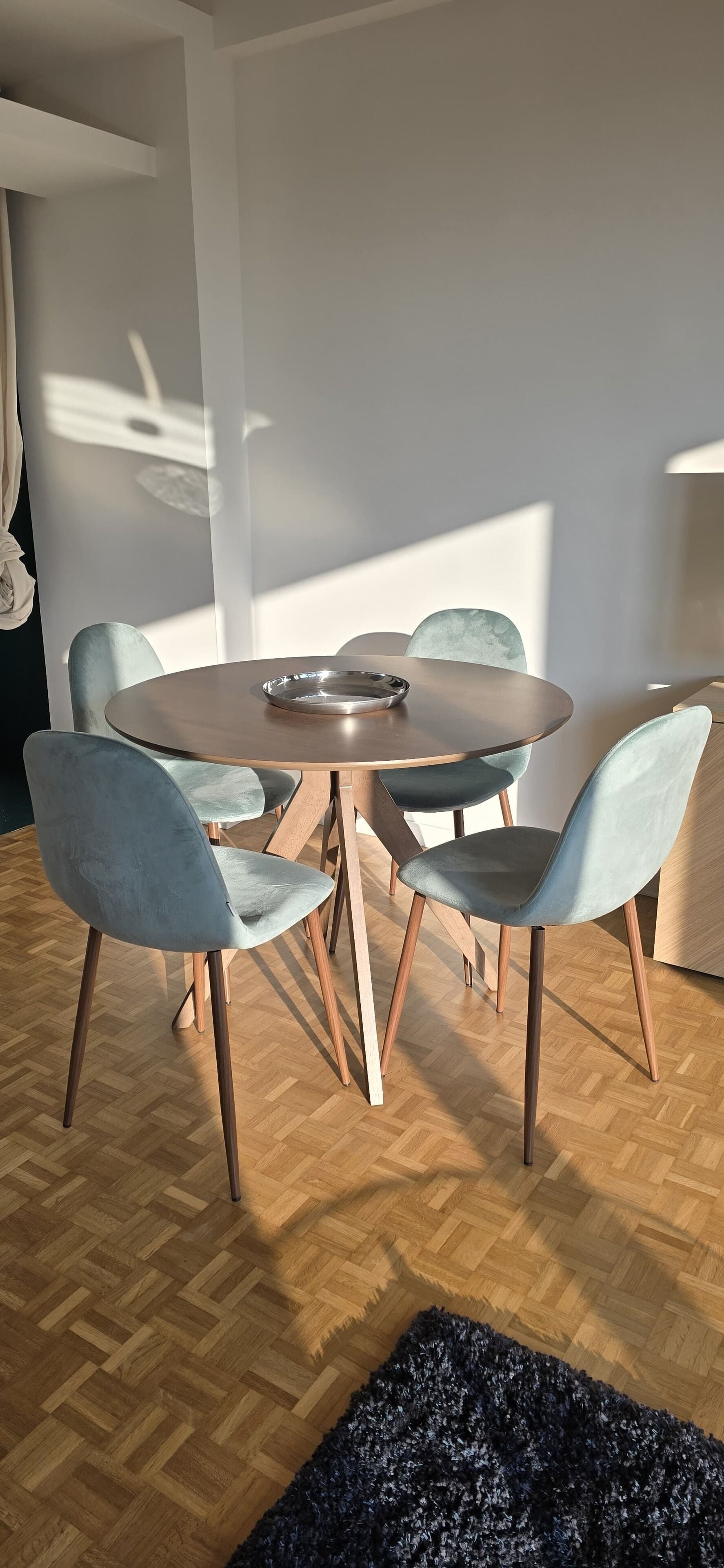 Apartamento conforto, vista para o jardim | Opções para refeição no quarto