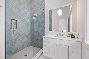 Shower, hair dryer, towels, toilet paper - Sleeps 30! Pool, Spa, LSV/Golf Cart, Game Room & GULF VIEWS! Steps 2 Beach! Pet Friendly (Seacrest)