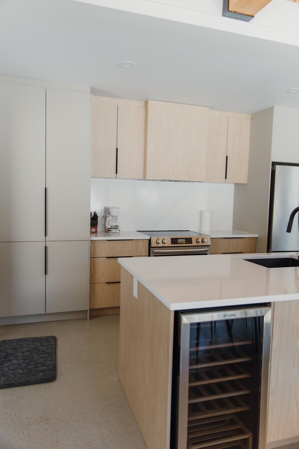 Fridge, microwave, oven, stovetop - Lake, Spa and Pool Table | Le Gaia (Chertsey)