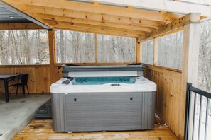 Indoor spa tub - Spa & Lili Lake | Le Boreas (Chertsey)