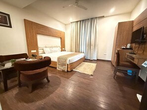 Deluxe Room Shrine View | Bàn, khu vực làm việc phù hợp cho laptop 