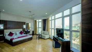 Deluxe Family Room | Bàn, khu vực làm việc phù hợp cho laptop