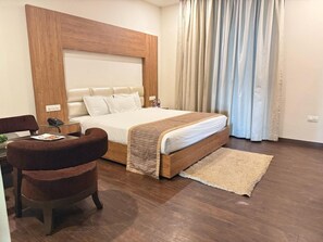 Deluxe Family Room | Escrivaninha, espaço de trabalho para notebook, Wi-Fi de cortesia