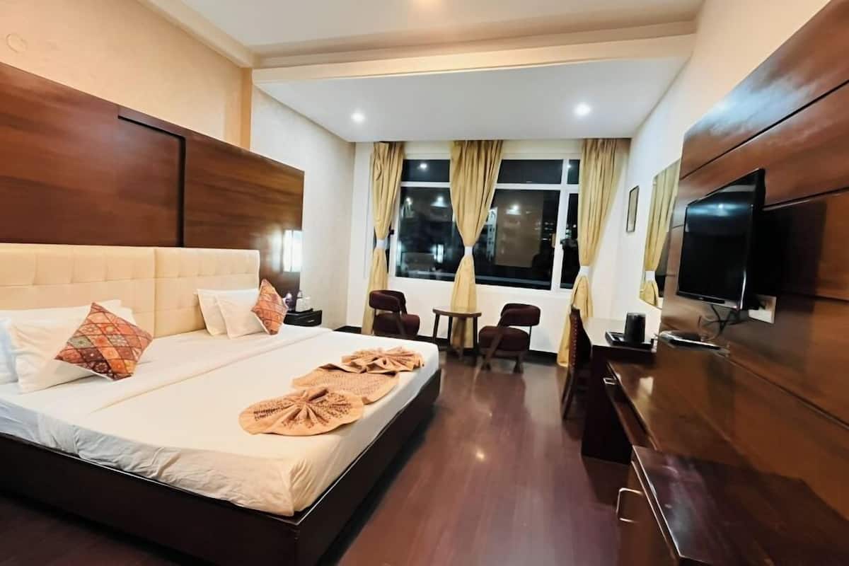 Desk, laptop workspace, free WiFi