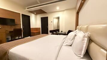 1 habitación, escritorio y espacio para trabajar con laptop