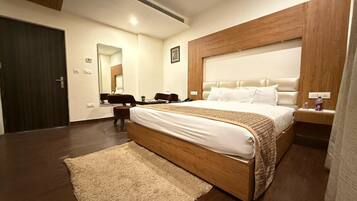 1 habitación, escritorio y espacio para trabajar con laptop